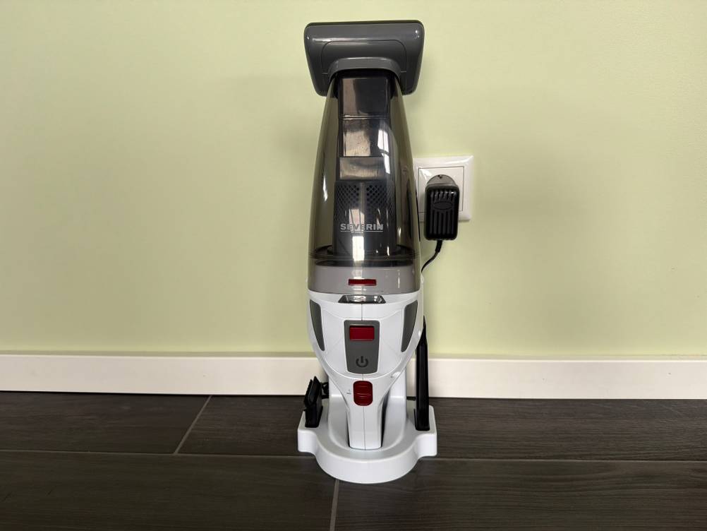 Der Severin HV 7146 steht in seiner Ladestation