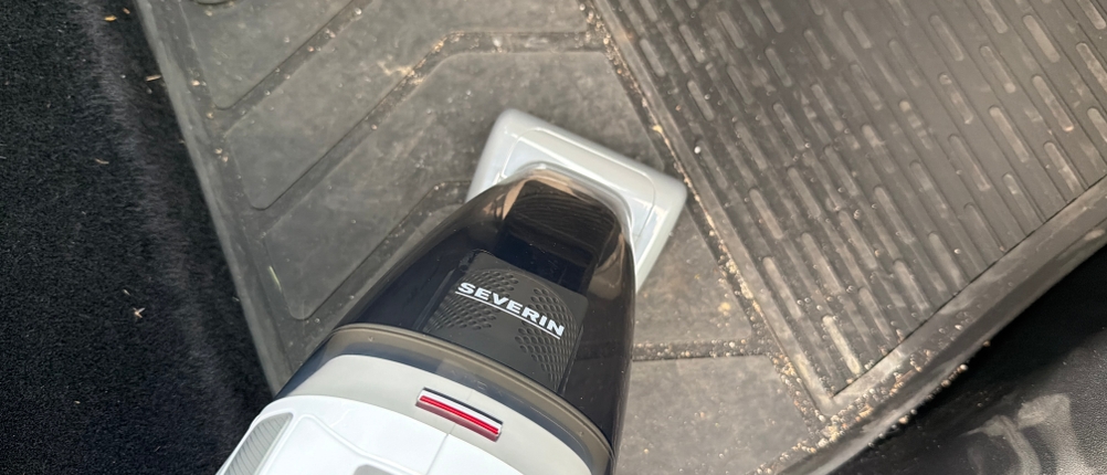 Mit dem Severin HV 7146 wird eine Fußmatte gestaubsaugt