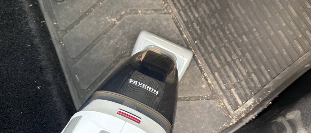 Mit dem Severin HV 7146 wird eine Fußmatte gestaubsaugt