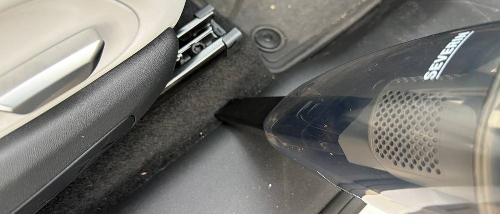 Mit dem Severin HV 7146 wird in einem Spalt in einem Auto gestaubsaugt