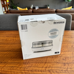 Der Karton des Severin JG 3518 steht auf einem Tisch