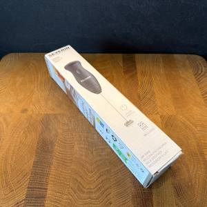 Der Karton des Severin SM 3590 liegt auf einer Holzplatte