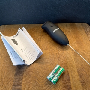 Der Lieferumfang des Severin SM 3590 liegt auf einer Holzplatte