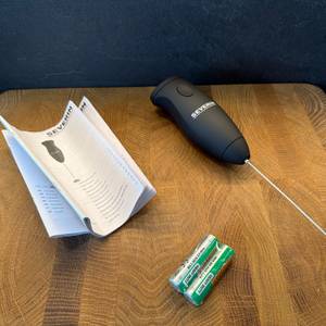 Der Lieferumfang des Severin SM 3590 liegt auf einer Holzplatte