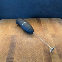 Der Severin SM 3590 liegt auf einer Holzplatte