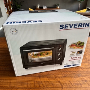 Der Karton des Severin TO 2068 steht auf einem Tisch