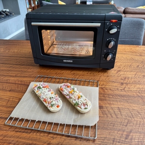 Zwei Baguettes liegen vor dem Backen auf einem Blech des Severin TO 2068