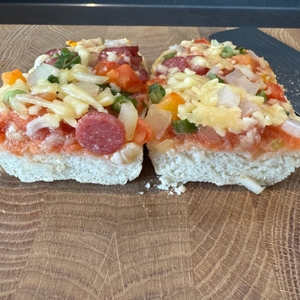 Ein geschnittenes Baguette liegt auf einem Holzbrett