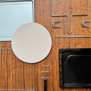 Das Zubehör des Severin TO 2068 liegt auf einem Tisch