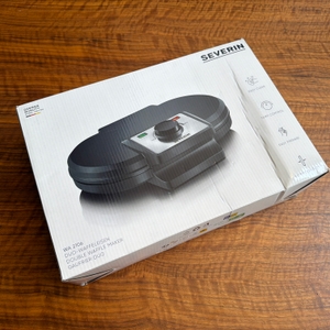 Der Karton vom Severin WA 2106 liegt auf einem Tisch