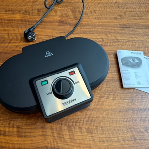 Der Lieferumfang vom Severin WA 2106 liegt auf einem Tisch