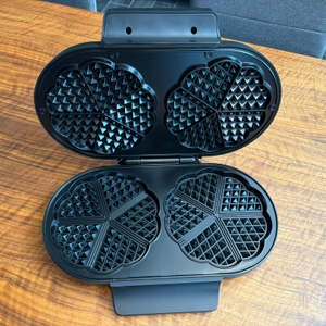 Das Severin WA 2106 steht aufgeklappt auf einem Tisch