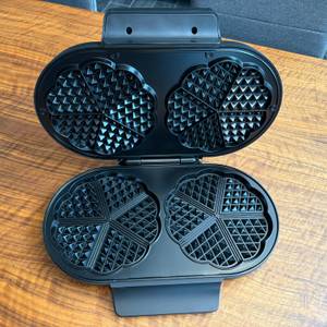 Das Severin WA 2106 steht aufgeklappt auf einem Tisch