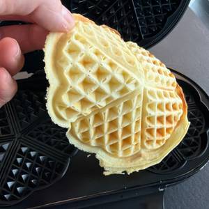 Eine Hand nimmt eine Waffel aus dem Severin WA 2106