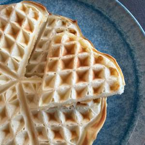 Eine Herzform wurde aus einer Waffel aus dem Severin WA 2106 ausgeschnitten