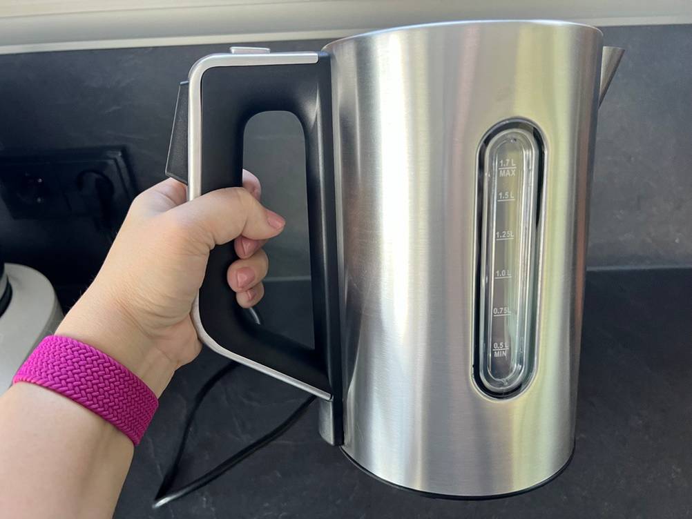 Hand hält großen Griff beim Severin-WK-3418