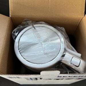 Innenansicht des Kartons, in Folie verpackter Severin-WK-3418