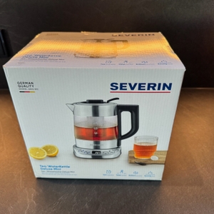 Der Karton des Severin WK 3473 steht auf einer Küchenarbeitsplatte.