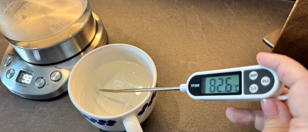 Das Wasser in der Tasse hat eine Temperatur von 82,6 °C.