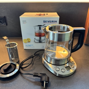 Der Lieferumfang des Severin WK 3473 liegt auf einer Küchenarbeitsplatte.