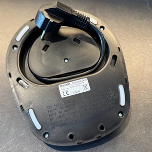 Der Severin WK 3473 von unten mit aufgewickeltem Kabel.