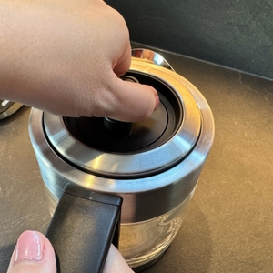 Eine Hand öffnet den Deckel des Severin WK 3473.