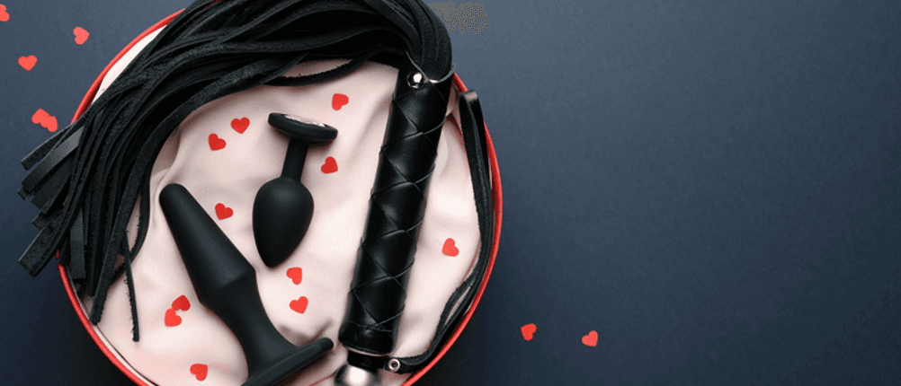 Sexmaschine im Test: Sexspielzeug liegt auf einer Oberfläche.