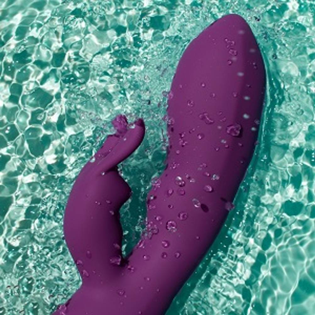 Sexspielzeug getestet: Lila Vibrator, der im Wasser vibriert