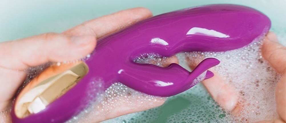 Sexspielzeug im Test: Lila Vibrator in einer Badewanne