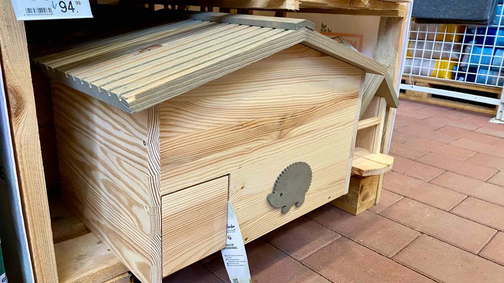 Igelhaus im Test: Komplettansicht von schräg vorn eines Igelhauses aus Holz mit Igelmotiv.