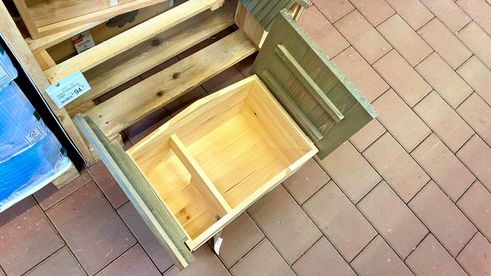 Ansicht von oben in ein geöffnetes Igelhaus aus Holz im Test: