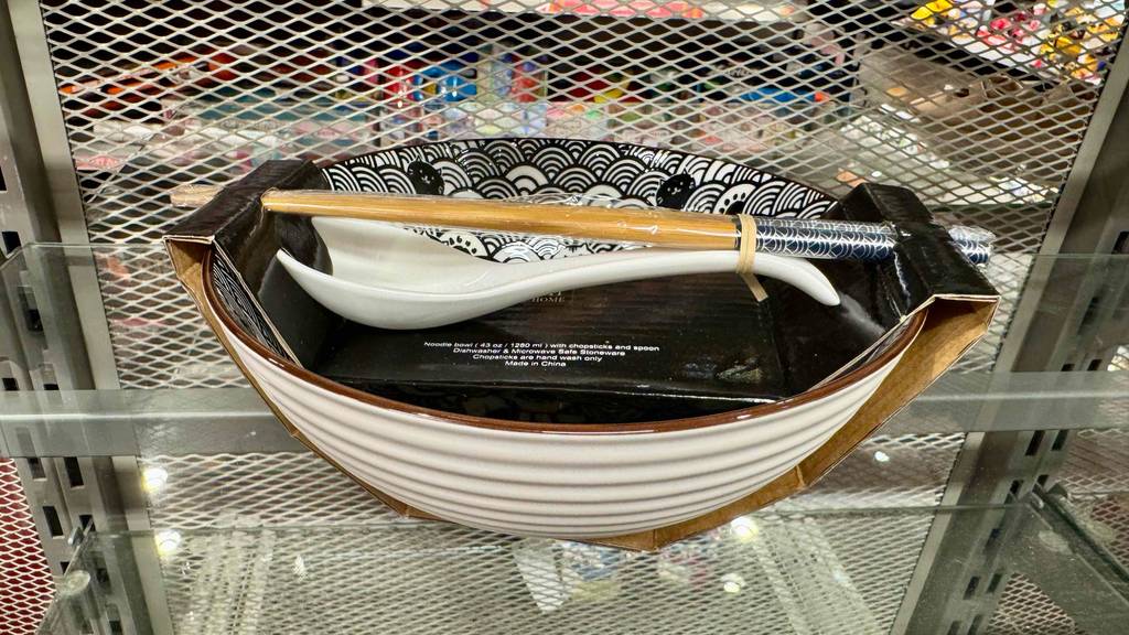 Ramen-Schüssel-Test: Eine Schüssel für den Verzehr japanischer Nudeln steht inklusive Stäbchen auf einem Regal im Geschäft.