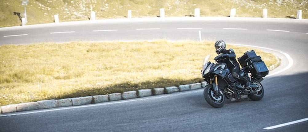 Shad-Topcase im Test mit einem Motorrad auf einer Serpentinenstraße.
