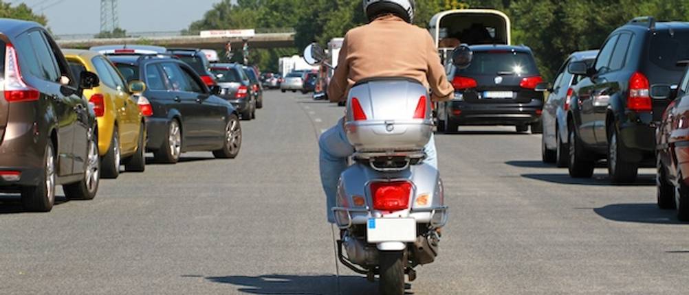 Shad-Topcase auf einem Motorroller von hinten im Straßenverkehr getestet.