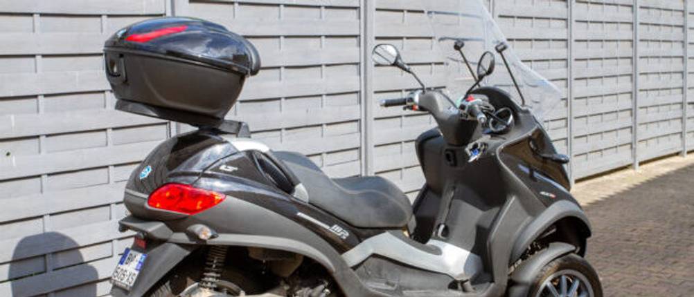 Shad-Topcase-Test: Ein Motorroller mit einem Shad-Topcase.