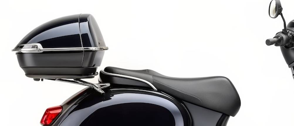 Shad-Topcase in Nahaunahme in einem Test auf einem Motorroller vor weißem Hintergrund.