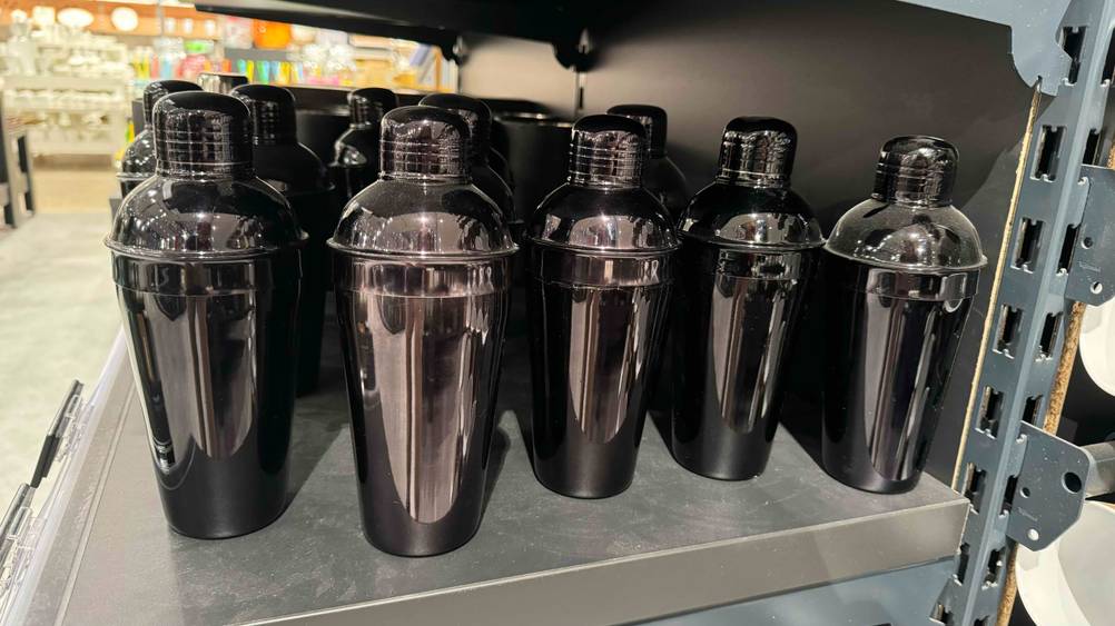 Getestet: Mehrere Shaker stehen nebeneinander in einem Regal.