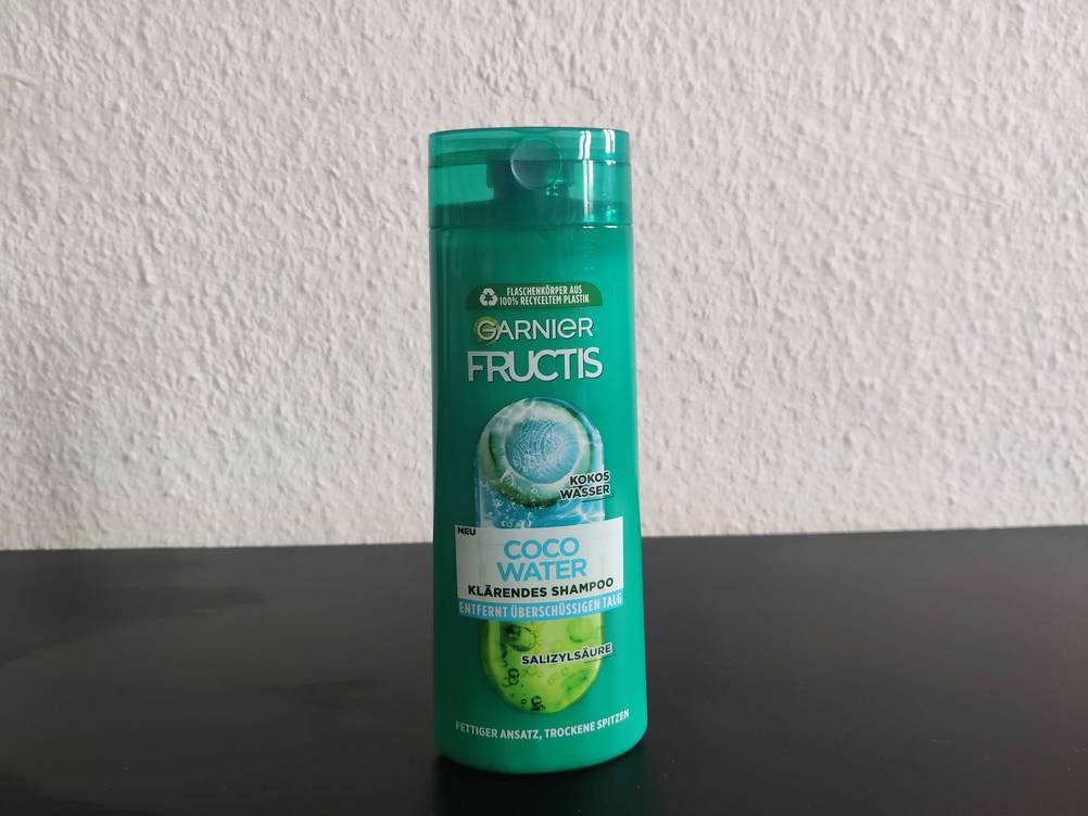 Im Test: Eine Flasche Shampoo für fettiges Haar von vorne auf einer dunklen Fläche.