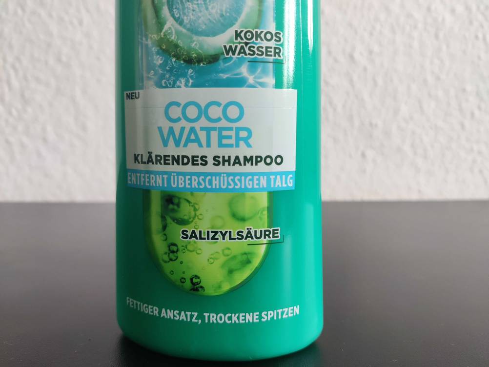 Nahaufnahme des Labels auf der Vorderseite einer Flasche des getesteten Shampoo für fettiges Haar.