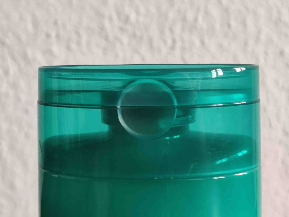 Detailaufnahme des Deckels einer Flasche Shampoo für fettiges Haar vor einer hellen Fläche.