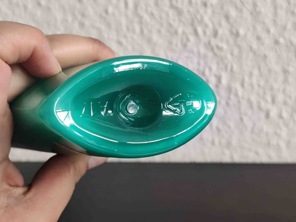 Shampoo für fettiges Haar getestet: Nahaufnahme des Bodens einer Flasche.