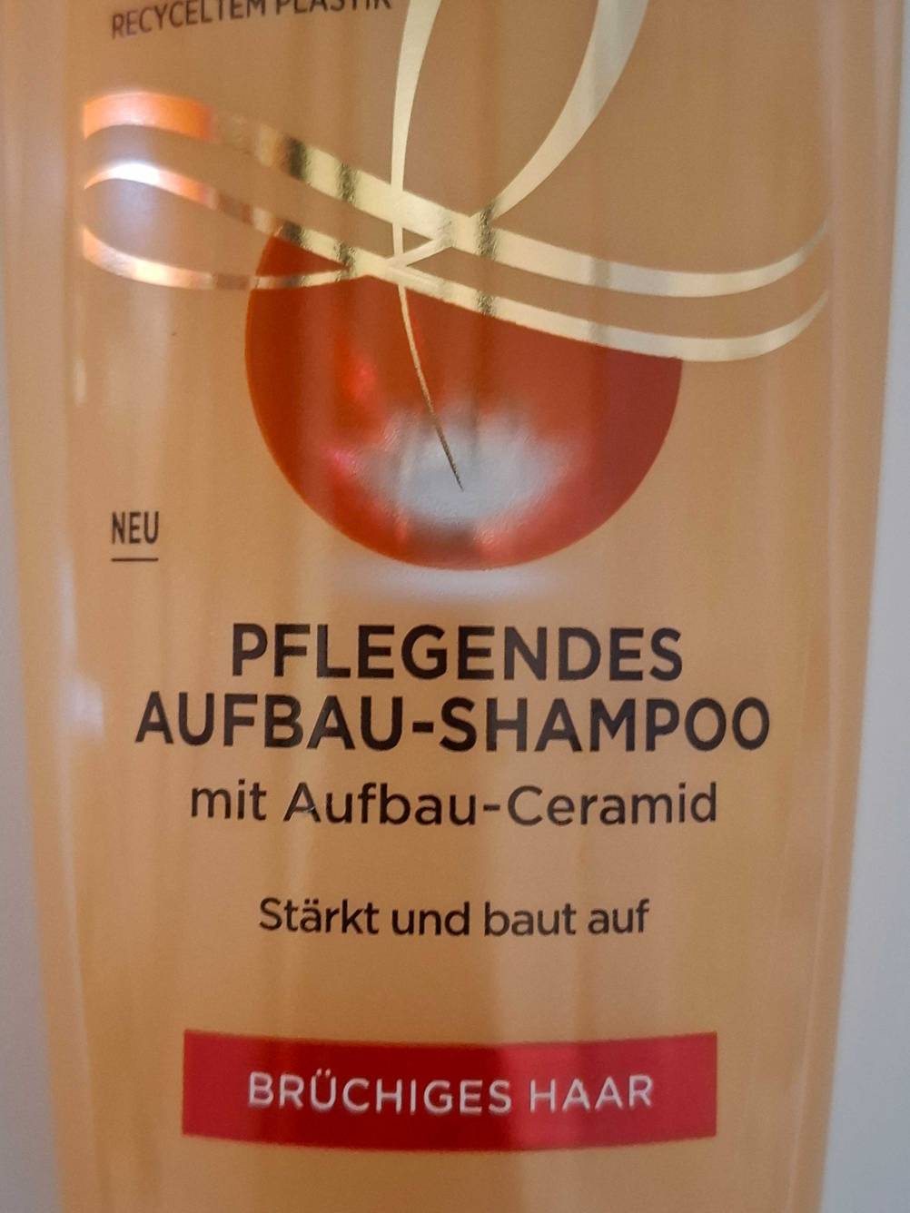 Shampoo gegen Haarbruch-Test: Nahaufnahme der Vorderseite mit Informationen.