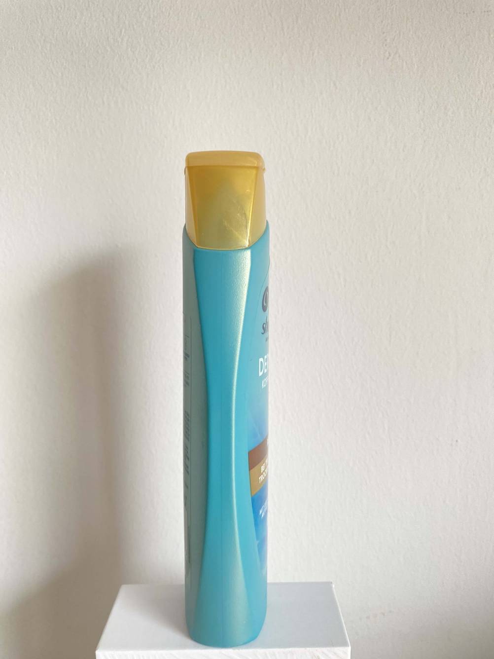 Im Test: Seitenansicht einer Flasche Shampoo vor einer hellen Wand.