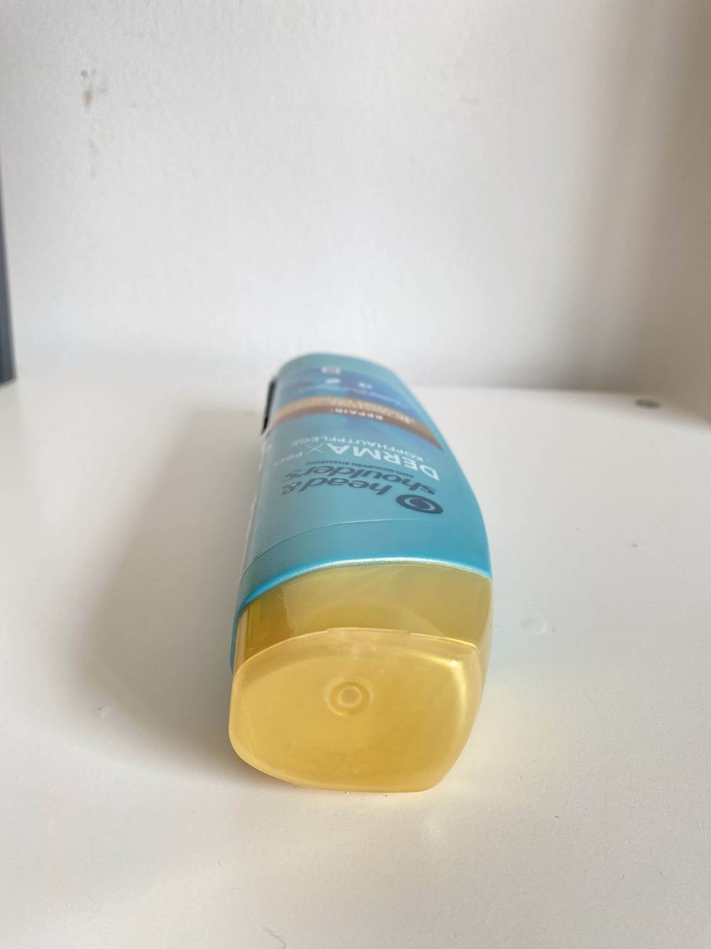 Nahaufnahme der Verschlusskappe einer liegenden Flasche Shampoo im Test.