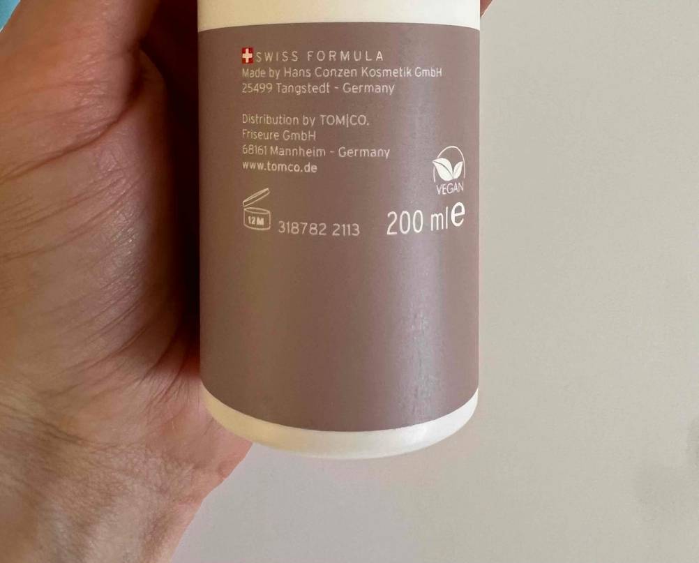 Shampoo ohne Silikone getestet: Nahaufnahme der Rückseite einer Flasche mit Informationen.
