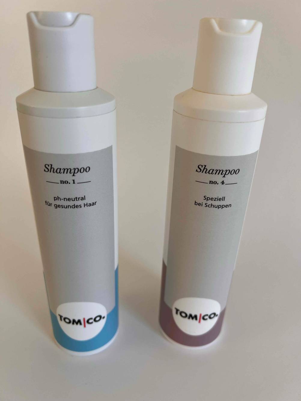 Shampoo ohne Silikone getestet: Zwei Flaschen unterschiedliche Sorten Shampoo nebeneinander stehend.