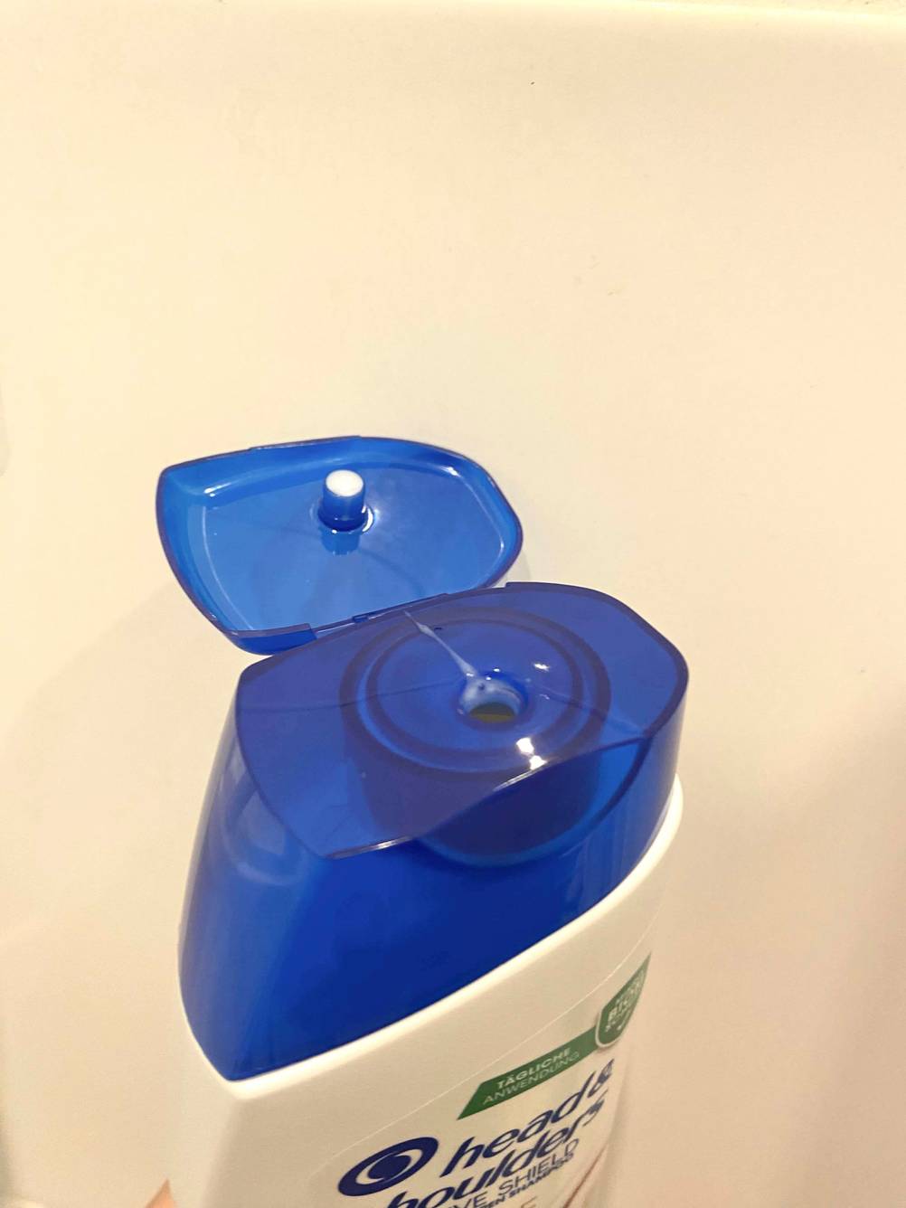 Im Test: Detailansicht der geöffneten Verschlusskappe eines Shampoos bei Schuppenflechte.