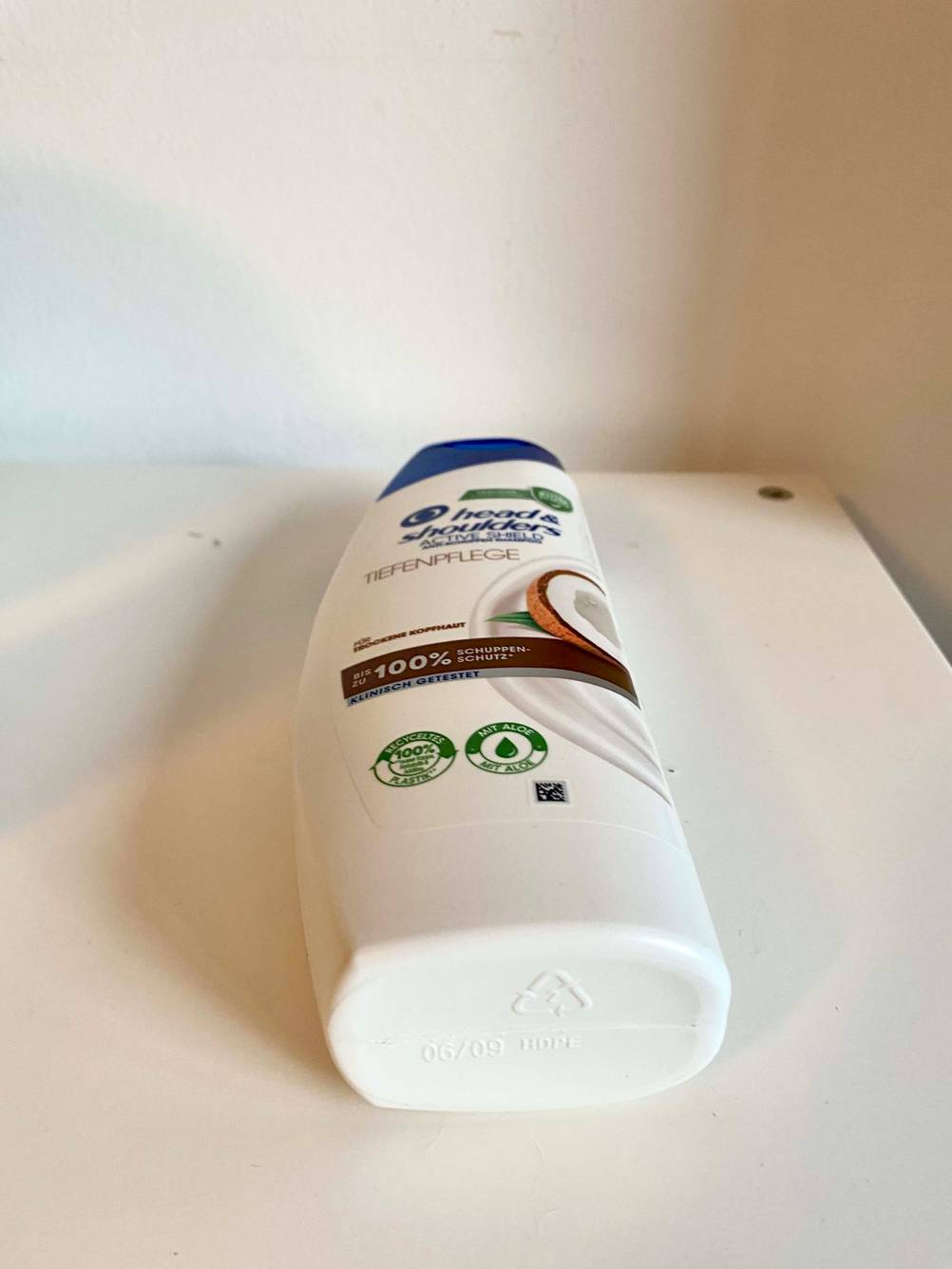 Shampoo Schuppenflechte getestet: Nahaufnahme des Bodens einer liegenden Flasche.