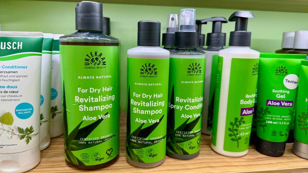 Shampoo trockenes Haar im Test: Mehrere Flaschen in einem Verkaufsregal neben anderen Produkten.