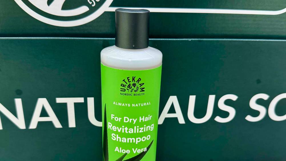 Shampoo trockenes Haar getestet: Nahaufnahme des Labels auf der Verpackung mit Logo und Artikelbezeichnung.